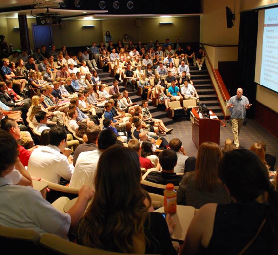 곤자가 대학교 학생 매디슨 로즈가 중학생을 멘토링하는 모습
