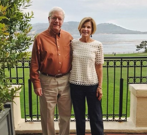 컬리지 홀과 성 알로이시우스의 스피어를 보여주는 캠퍼스의 공중 촬영