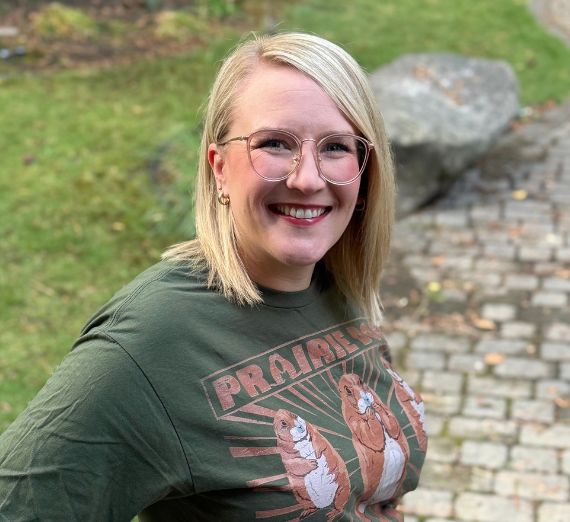 곤자가 대학교 학생 매디슨 로즈가 중학생을 멘토링하는 모습